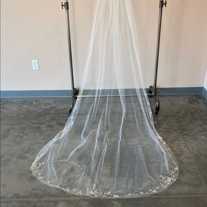 Untamed Petals Gemma Veil